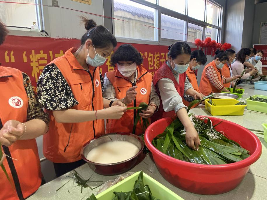 青口供電所黨支部聯(lián)合生產(chǎn)生活服務(wù)中心分會(huì)、黃沙坨社區(qū)，共同舉辦“悠悠艾草香 濃濃端午情”系列活動(dòng)。.png